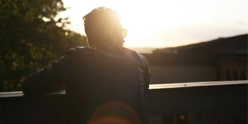 JOJO830低饱和度美学：如何用蒸汽波调色板重塑你的个人博客与生活方式摄影