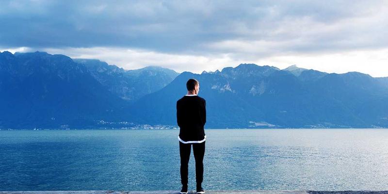 JOJO830跨界艺术合作案例研究：个人博客如何用蒸汽波美学打破次元壁