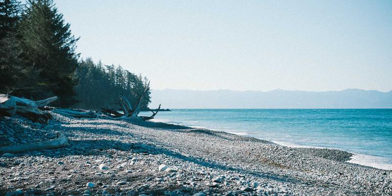 从JOJO830看城市漫步美学：如何用蒸汽波风格将在地文化转化为可传播的视觉语言