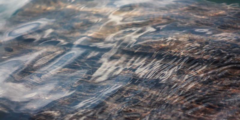 从JOJO830看蒸汽波美学与无目的消费：后物质时代的生活方式新表征